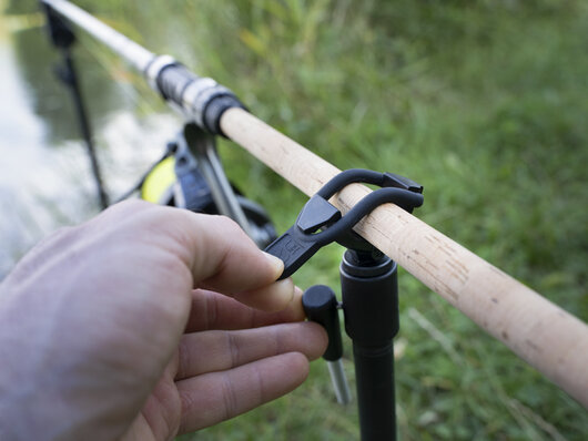 Držiak prúta s poistkou delphin lox / 1x držiak +2x gumička  - 101006077_7